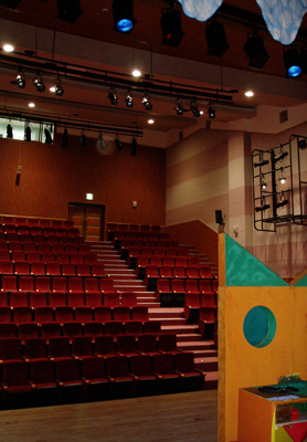 キンポ市トンジンのホールの中