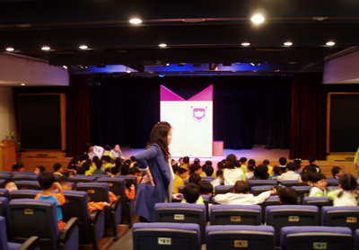 トンア百貨店半月堂 客席のようす